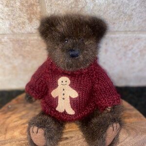 Boyd’s Ginger Snap Bear. Dark Mocha Boyds Bear with Knit Gingerbread Sweater. 8”